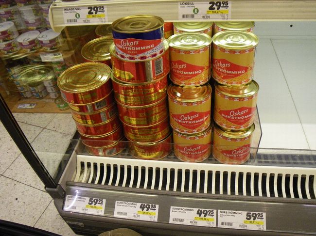 前日、Anderesに<br />「スール・ストレミングが買いたい」という話をしたところ、<br />「本当に買うのか？･･･なら、買って持って行ってやるよ」<br />とのことだったが、急にミーティングが入って行けないとのメールが。<br /><br />ストックホルム中央駅前の大きなスーパー、オーレンスシティに行ったら、あった！<br /><br />ついでに、10年前の北欧で食べて、あまりの美味さに感動して以来、自分の中で"世界で一番美味いポテチ"と勝手に呼んでいる「Mandelpotetis chips」も発見！８袋購入し、スーパーの中の郵便局からスール・ストレミングと共に、自宅へ送る。<br /><br />スール・ストレミングが入っていたので船便指定にしていたが、約10日で自宅着。航空便で来たらしい。<br /><br />････機内で缶詰が破裂しなくて本当によかった･･･（航空便での送付は本来厳禁）