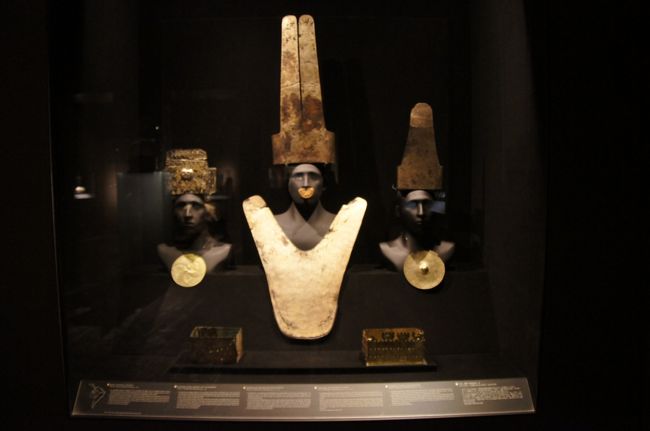 こういった装飾品は、何か祭事の時に王が身につけるなどしたものなのでしょうか。しかし、発掘され、保護されているものだけでこれだけの数があるのですから、数百〜千年スパンの期間が経過するなかで、失われたものも膨大にあるだろうことを考えると、古代ペルーの各文化・文明はどれだけの金を有していたのだろう・・・そしてそれらはどこから産出されたのだろう・・・こういったことをずっと考えていました。<br />