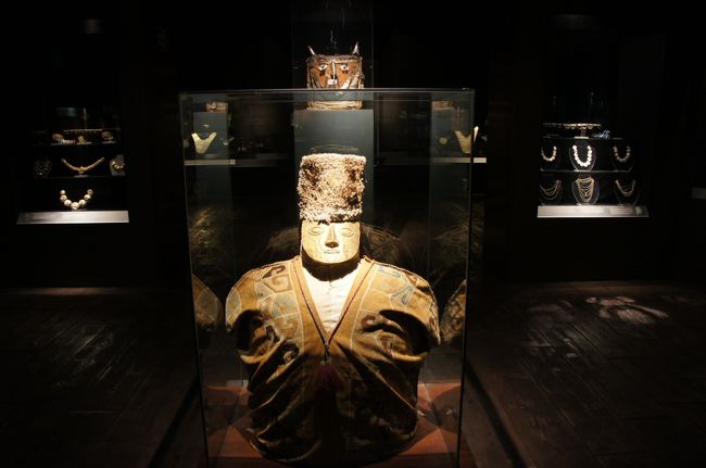 金属や土器といった、わりあい残りやすいものだけではなく、衣類のたぐいも発見されているのが驚きです。乾燥している気候のため、腐らずに残りやすいということでしょうか。<br />