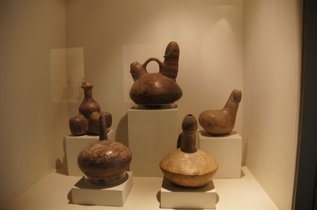 これがこの博物館のもう一つの見どころである、「エロティック」展示館の展示物です。このテーマのためだけに別棟になっています。古代ペルーの各文化に伝わるエロティックな土器がかなり多く集められています。<br />これは男性の性器をかたどったもの、表現がストレートです。<br /><br />