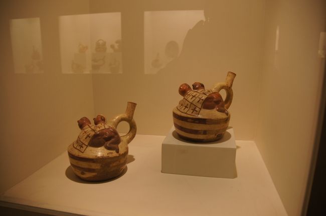 こちらは、男女の営みをそのまま表現しています。しかし、なぜ土器の形として表現をする必要があったのか・・・宗教的な意味でもあったのでしょうか。