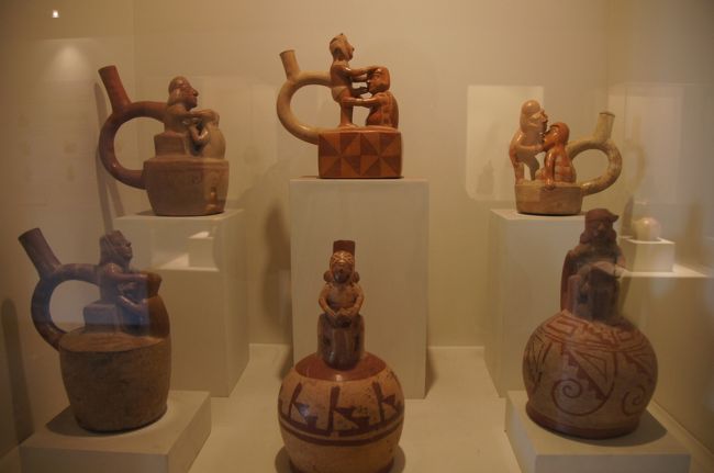 性の営みを直接的に表現していて、見ているほうが恥ずかしくなりますが、性も隠す対象ではなく、人間の営みの一つとして直視し、表現の対象としていたのですね。<br />