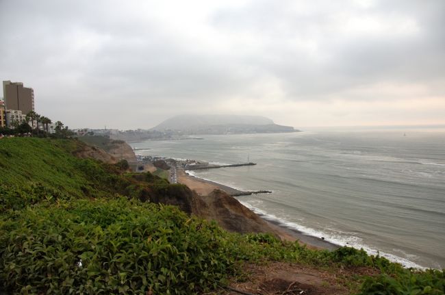 ホテルから海岸まで歩いてみました。食事をとるために、「ラルコ・マル」というスポットへ向かう途中です。<br />ここまで来て驚いたのですが、海抜が結構高く、海岸線が急峻な崖になっています。<br />