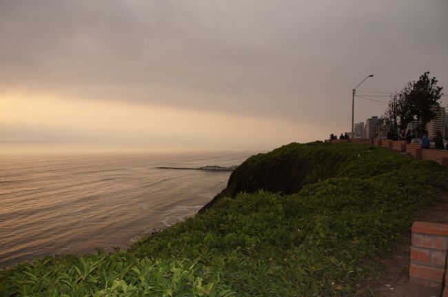 夕日の沈む海岸です。