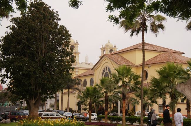 ラルコ・マルへと歩いていきます。海岸沿いは多くの人、車で賑わっていました。<br />