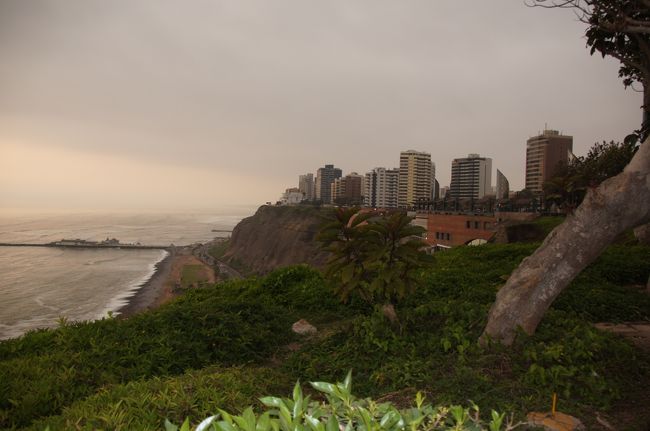 ラルコ・マルが見えてきました。崖の斜面に張り付くように造られているようです。さらに北には多くの高層の建物が見えます。<br />