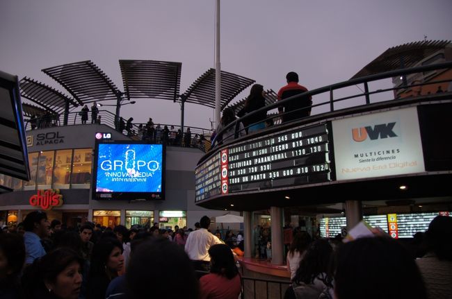 ここが「ラルコ・マル」というミラフローレス地区の海岸沿いにある、レストラン・ショップが多く集まるショッピングモールのようなスポットです。アメリカのモールにいるような感覚に捕われました。出店している店がそんな感じなのです。<br />すごい人、人、人、で歩くのも疲れました。<br />