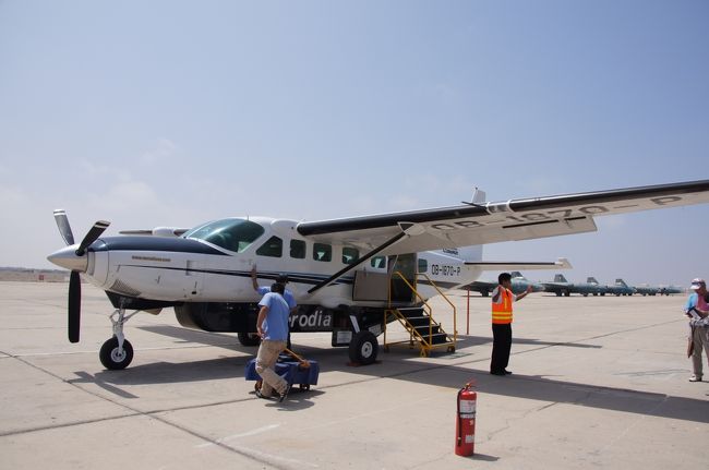 さあ、いよいよナスカの地上絵を見るフライトへ出発です。ここはピスコ空港。リマから海岸沿いに南へ約２４０キロ、３時間の車の旅です。ホテルを６：００に出発し、空港でガイドと合流、手続きをいくつか済ませて、飛行機に乗り込んだのは１０：２０分くらいでした。<br />地上絵フライトは、ナスカの町近くのナスカ空港からが一般的なようですが、リマからは７時間かかるので、ここピスコからのフライトの方が時間のない方にはいいかもしれません。砂漠に立つミラドールからの地上絵ウォッチングはできないですが。<br />このセスナは中型のもので、１２人乗りです。アエロディアーナ（Aerodiana）社が飛ばしています。<br />