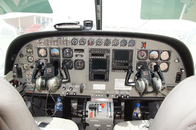 セスナ機に乗るのは初めてで、結構ドキドキしました。小さい飛行機は怖いイメージがあって。<br />たまたま、一番最前列のシートに座ることが出来て、前の景色も見られてとてもラッキーでした。<br />コックピットはたくさんの計器が並んでいて、メカ好きにはたまりません。<br />