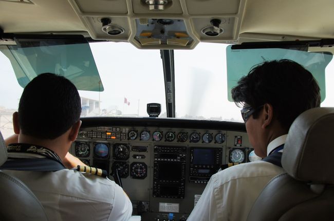 左が機長、右が副機長です。やはりこういう姿というのはかっこいいものですね。<br />