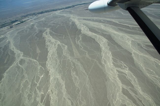 現地までのフライト中、下にひろがる光景は砂漠・荒野・・・そしてその先に、地上絵のひろがる大平原がついに姿をあらわしました。<br />雨のほとんど降らない平原（だからこそ絵が残ったのですが）ですが、たまに降る雨が流れた跡でしょうか。それとも川の氾濫の跡でしょうか。無数の水の流れた跡が残っています。<br />