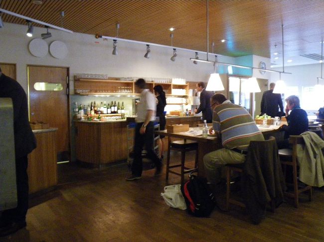 ストックホルム・アーランダ空港のSASのラウンジ。<br />あんまりのんびりしすぎて、搭乗口でアナウンスされる羽目に。<br /><br /><br />･･･すんません。