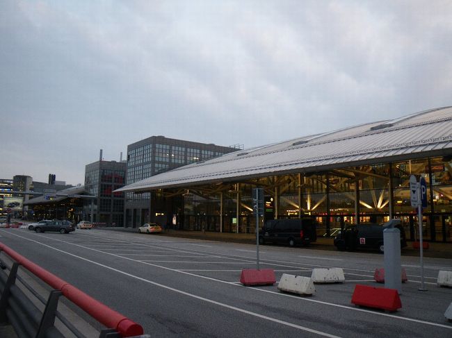 ハンブルク国際空港外観。<br /><br />予約した近くのホテルに電話してピックアップに来てもらう。