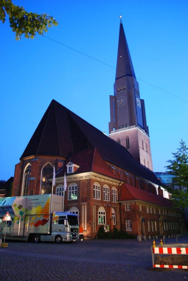 チェックイン後、再び空港に戻り、Ｓバーンでハンブルク中央駅へ。<br /><br /><br />ガイドブックもないまま、駅前の通り(メンケベルク通り)を歩くと、ちょっと立派な教会があったのでパチリ。<br /><br /><br />後で調べたところ、聖ヤコビ教会というらしい。