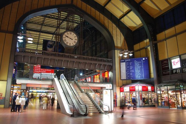 ハンブルク中央駅のコンコース。<br /><br />アーチ型の駅舎が荘厳さが漂わせる。