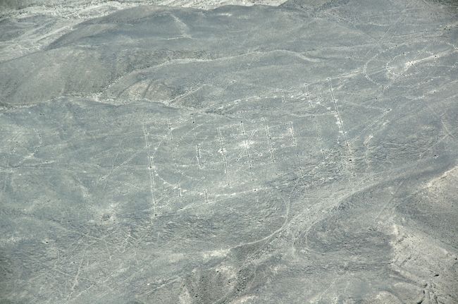 そして、ついに最後の地上絵となってしまいました。通称「パルパのスター」と呼ばれる地上絵です。他の地上絵とは全く違った図柄なので、違和感がありました。他の絵とは異なる方法で描かれているそうで、パラカス時代でもナスカ時代でもない、近年になってから描かれたものではないかという説があるそうです。<br />