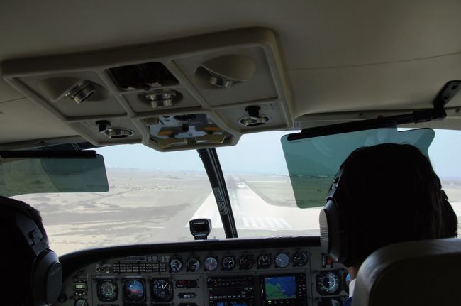 約２時間の地上絵観覧フライトもついに終了です。ピスコ空港へと帰ってきて、着陸です。<br />地上絵上空では、全席から絵が良く見えるように、ぐるぐる旋回し、左へ右へとめまぐるしく傾くため、写真を撮るためにキョロキョロしたことも相まって、終盤には気持ち悪くなってしまいました。ここまで無事に戻ってこられてよかったです。<br />