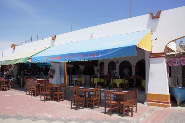 遊覧飛行の後は、ピスコ空港から南に５キロほど離れたパラカスで昼食です。沖合にある、リトル・ガラパゴスと呼ばれる海鳥の楽園として有名な「バジェスタス島」へのボートクルーズが発着する「チャコ海岸」沿いに、多くのレストランやみやげ物屋が並んでいます。<br />今回はこの写真のレストランで食事をしました。<br />