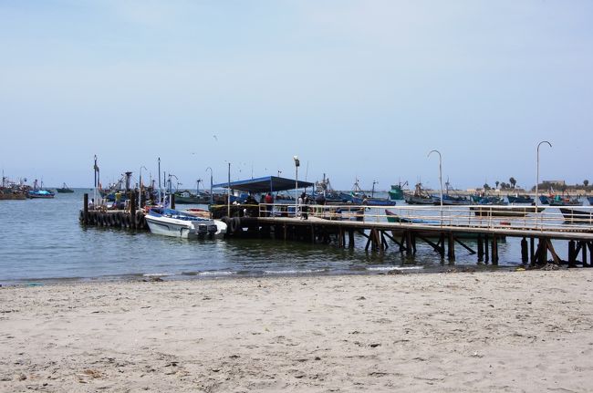 桟橋です。他の場所にも多くの桟橋があり、多くのボートや船が停泊していました。<br />