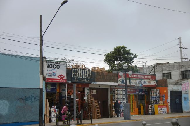 ホテルへと帰る車窓からの街並み写真です。帰りは途中渋滞に巻き込まれてしまって、４時間くらい時間がかかってしまいました。ホテルには１８：００くらいに到着です。<br />明日はクスコへと出発です。また朝が早いので、早めに休むことにします。高地へと急に移動するので、高山病にならないためにも、睡眠を充分にとることが大切ですね。<br />