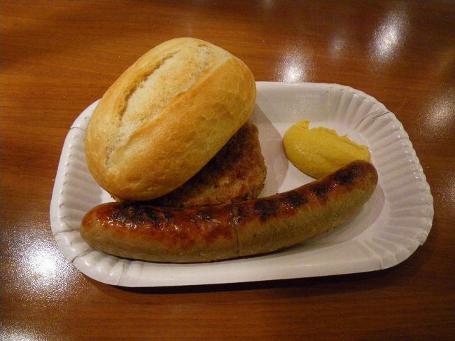 せっかくハンブルクに来たのだし、と、駅の中のフードコートでハンバーグとソーセージを購入。<br /><br /><br />美味！！