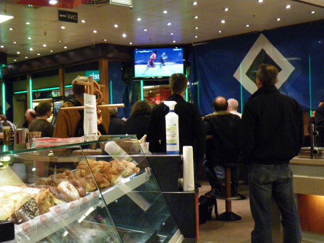 店内のテレビでは、ちょうどブンデスリーガの地元ハンブルガーＳＶの試合が生中継で放映されていた。<br /><br /><br />見ているそばから失点･･･<br /><br />頭をかかえる地元の人。