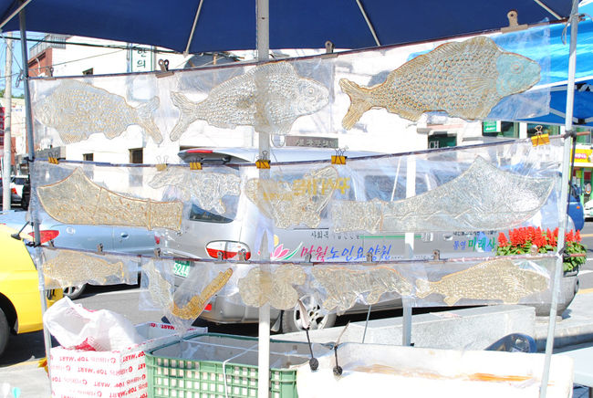 港では丁度お祭りみたいなのがやっていて、いろいろなブースがでていました。<br />これは飴？<br />やたらりあるなお魚の形。