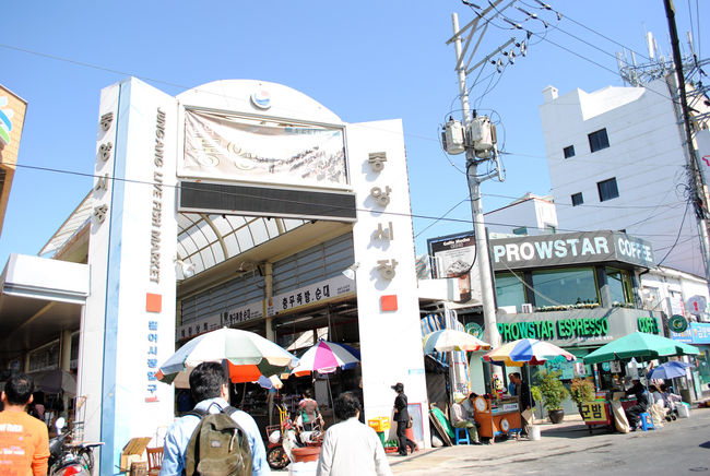 市場の入り口。