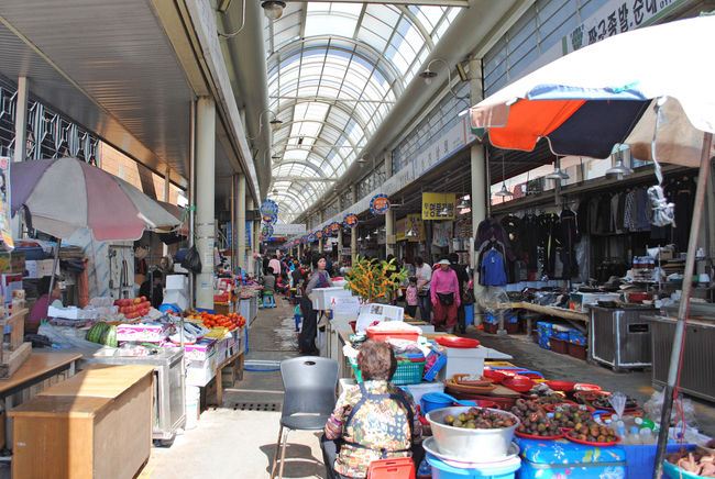 アーケードになっていて、魚、野菜、生活雑貨などいろいろなお店があります。