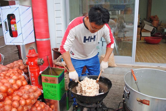 一生懸命に飴（？）を入れて混ぜています。