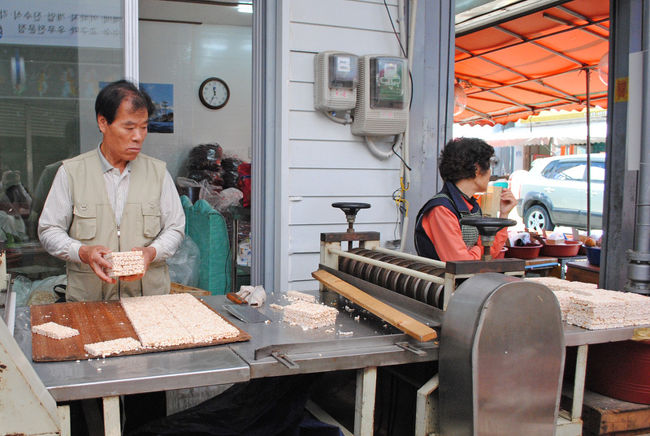 さらに隣の方へ行くと、雷おこしみたいなお貸しを作っている見たいですね。