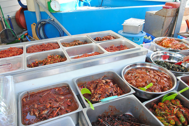 韓国ですから、市場にはいろいろなキムチも売っています。<br />（買わなかったけれど）