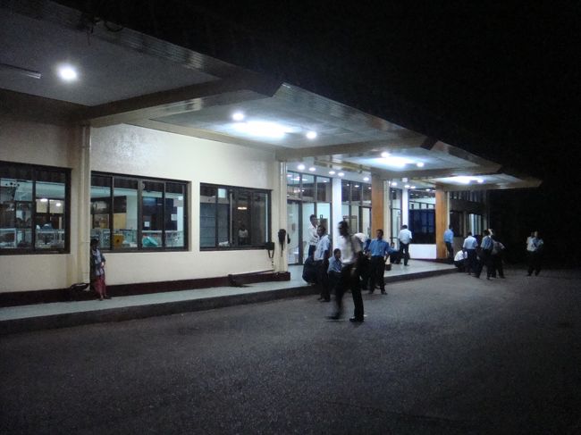 6:30出発の便ですが、5:00くらいに空港に行くようにと言われ、4:30に宿を出発。タクシーで到着した、国内線ターミナル…なんか、地方の駅舎みたい…暗い中、ボチボチ人が集まって来てるね。