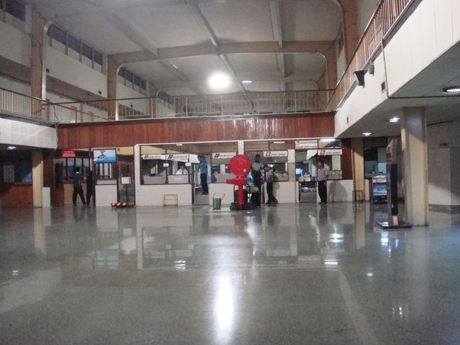 中に入ると…チェックイン始まっとらんやんけ。まぁ、遅刻するよりはナンボもマシですが…