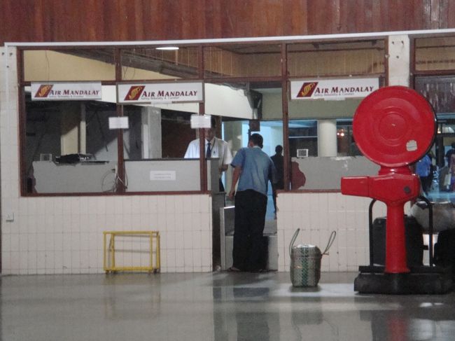 そろそろ、職員の方々がチェックインカウンターで準備してますな。並ぼうとすると、もう少し待ってくれと。5:00に空港に来たのは職員の方ではないか…