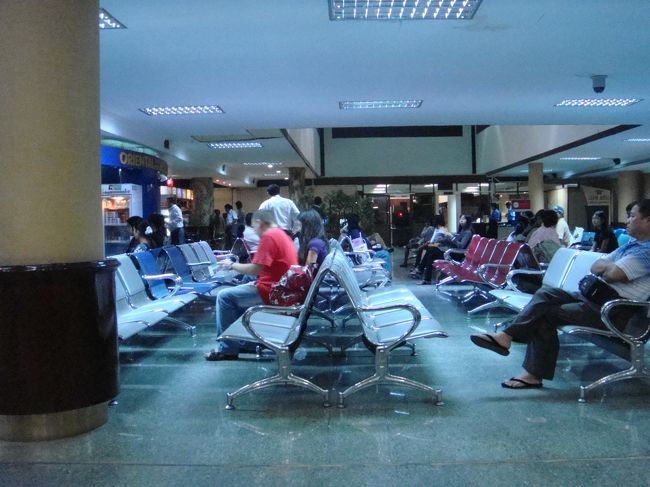 簡単なセキュリティチェック…ライター取り上げられるのね。搭乗エリアに入ります。こっちにゃ、喫煙所が無いね。早まったか…