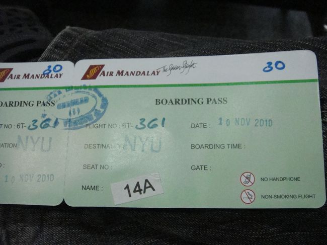 チェックイン完了。ボーディングパスは普通かな。手作り感も少々有りますが。