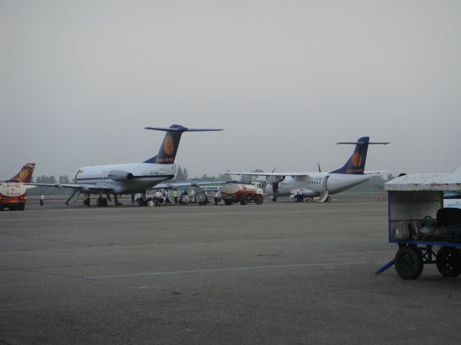 そろそろ搭乗時間かな…って、周りがそわそわし始めると、順番に搭乗開始。各社のフライトが集中する時間帯みたいです。