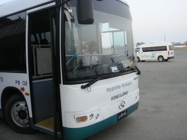 わたしのフライトの順番が回って来ました。飛行機見えてるんで、歩いて行こうと…これに乗れってか？なんか、かえって面倒な…