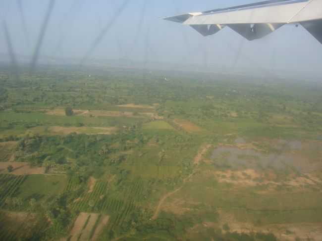 普段は通路側をお願いしますが、今回は聞かれなかったもんで窓側。プロペラ機ですから、高度も低めで地表が良く見える事。