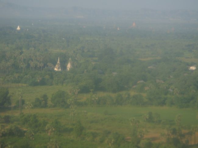 そろそろ近いらしいです。良く見ると、仏塔がちらほらと見えてますねぇ。バガンですねぇ。