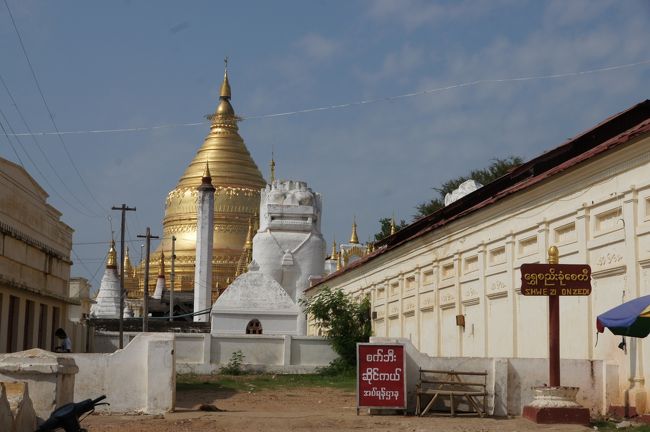 宿の前の通りを西へ。二股の道を右へ。すぐに着きましたね。<br /><br />金色の仏塔が輝いているのが、けっこ手前からも見えてます。