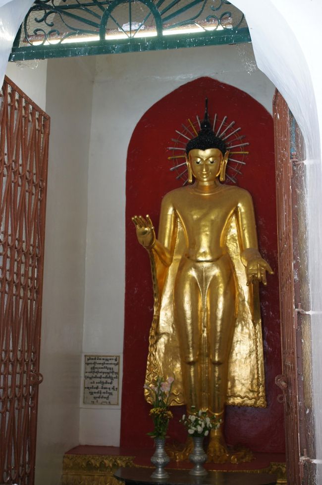 中の仏様も金ぴか。