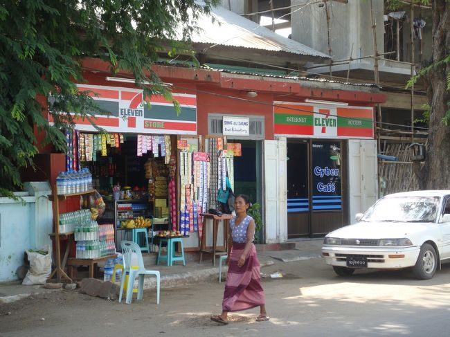 で、靴と靴下ではどうも不自由なんで、サンダルに履き替えに宿に戻ります。汚れた足で、靴下履き直すのもなんだしね。<br /><br />途中で見かけたこちらは…なんてあからさまなパクリ…<br /><br /><br />−−−−−−−−−−−−−−−−−−−−−−<br />今回の旅の日程は、<br />http://4travel.jp/traveler/hhb00102/album/10525702/