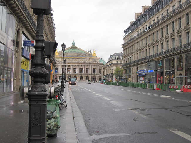 朝、９時に出発。<br />ホテルを出てすぐ、オペラ座です。<br /><br />パリに住む友人との待ち合わせが、バスティーユに１０時にしたので、ちょっと早めに観光開始です。