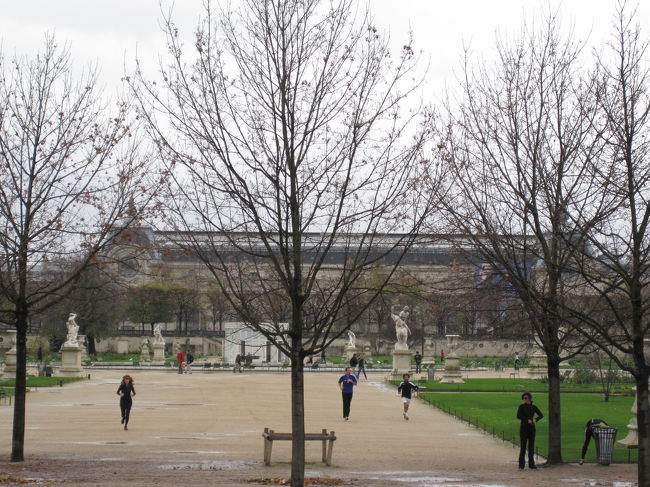 チュイルリー公園に到着。<br />まだ時間があるので、ルーブルまで行きます。