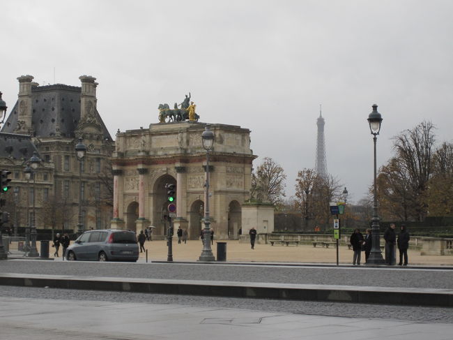 カル−ゼル凱旋門と、遠くにエッフェル塔。エッフェル塔を見ると、パリに来たと言う実感が湧いてきます。やっと…