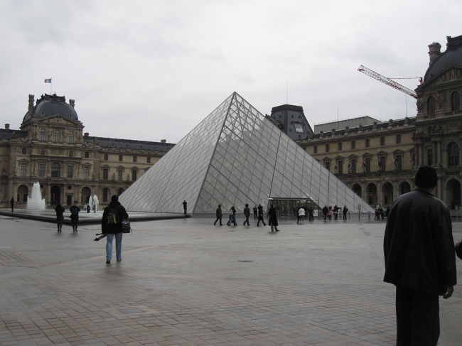ルーブルのピラミッドです。<br />そろそろバスティーユに向かわないと…