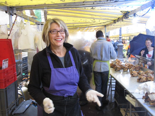 笑顔の素敵なマダムのお店で、レモン風味のチキンを購入。