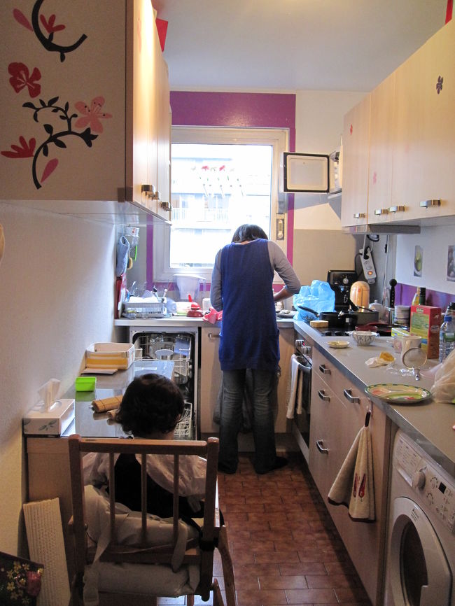 手際よく、カキの殻を開いてくれる友人、それを見守る？１歳の息子、ロアンくん。